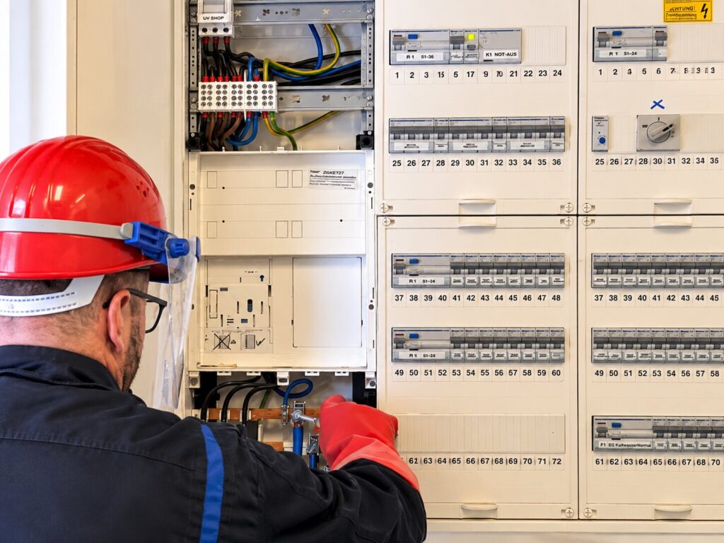 Elektriker arbeitet am Schaltschrank