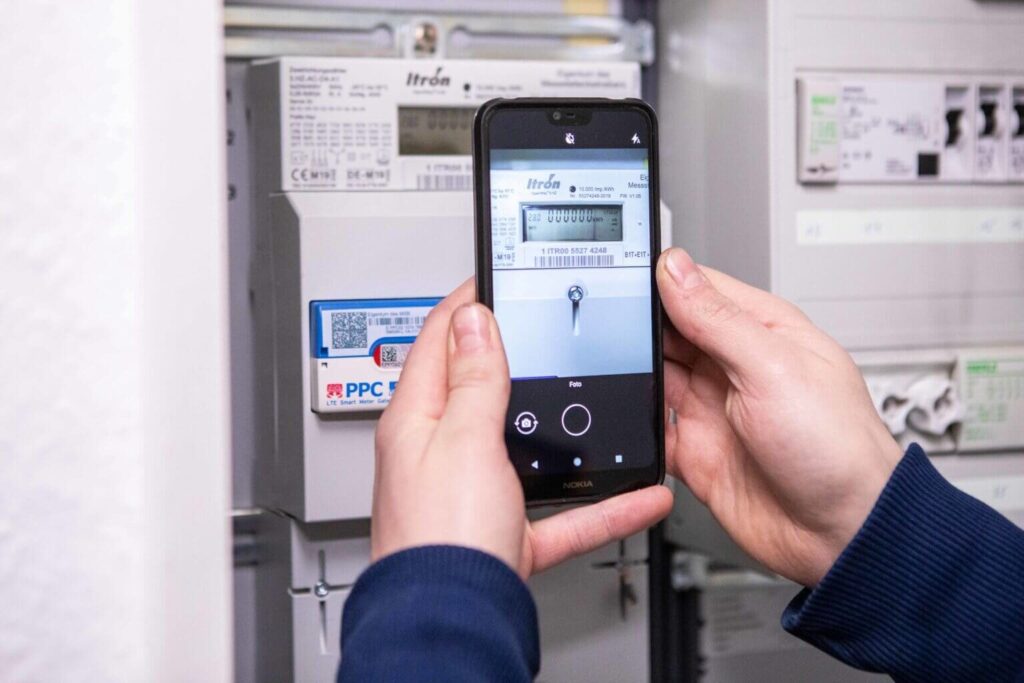 Zählerstand wird mit dem Smartphone fotografiert