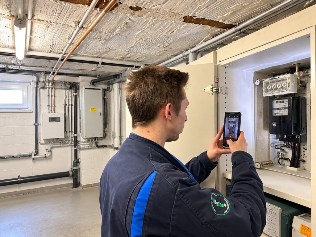 Techniker prüft Stromzähler im Keller